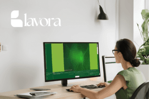Fremtidens AI drevne webdesign En webdesigner arbejder på en computer med avanceret AI teknologi, der skaber dynamiske og funktionelle hjemmesider, optimeret til både brugeroplevelse og SEO. Blavo