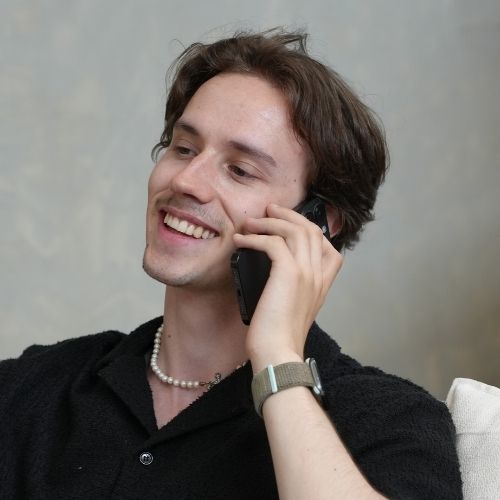 andreas møller brodersen sidder med telefon og rådgiver kunde om skræddersyet hjemmesideløsning med fokus på skalerbarhed tilpasning og vækst fra en lokal dansk virksomhed med digital ekspertise